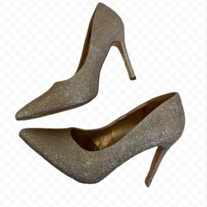 Woman’s golden heels size 7.5